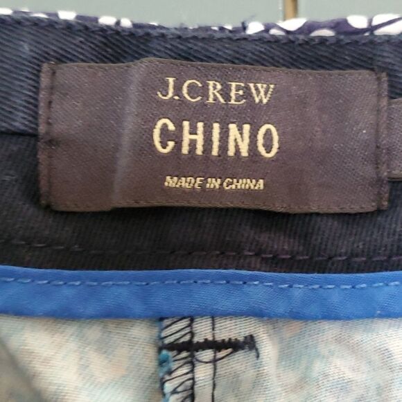 J.C.CREW CHINO shorts size 6. Blue print.Front pockets. Zipper front. Size 6.. - Picture 4 of 7